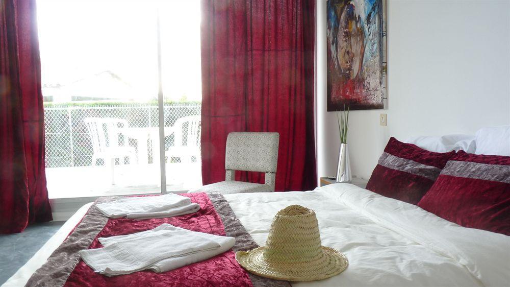 Hotel Sable Et Soleil - Port, Plage Et Jacuzzi Prive Frejus Bagian luar foto