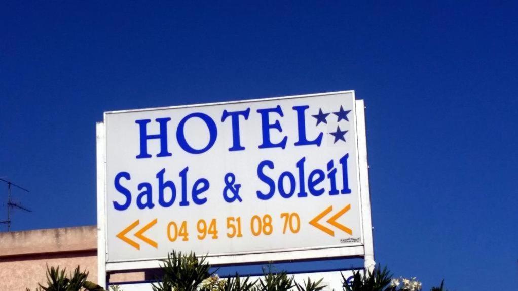 Hotel Sable Et Soleil - Port, Plage Et Jacuzzi Prive Frejus Bagian luar foto