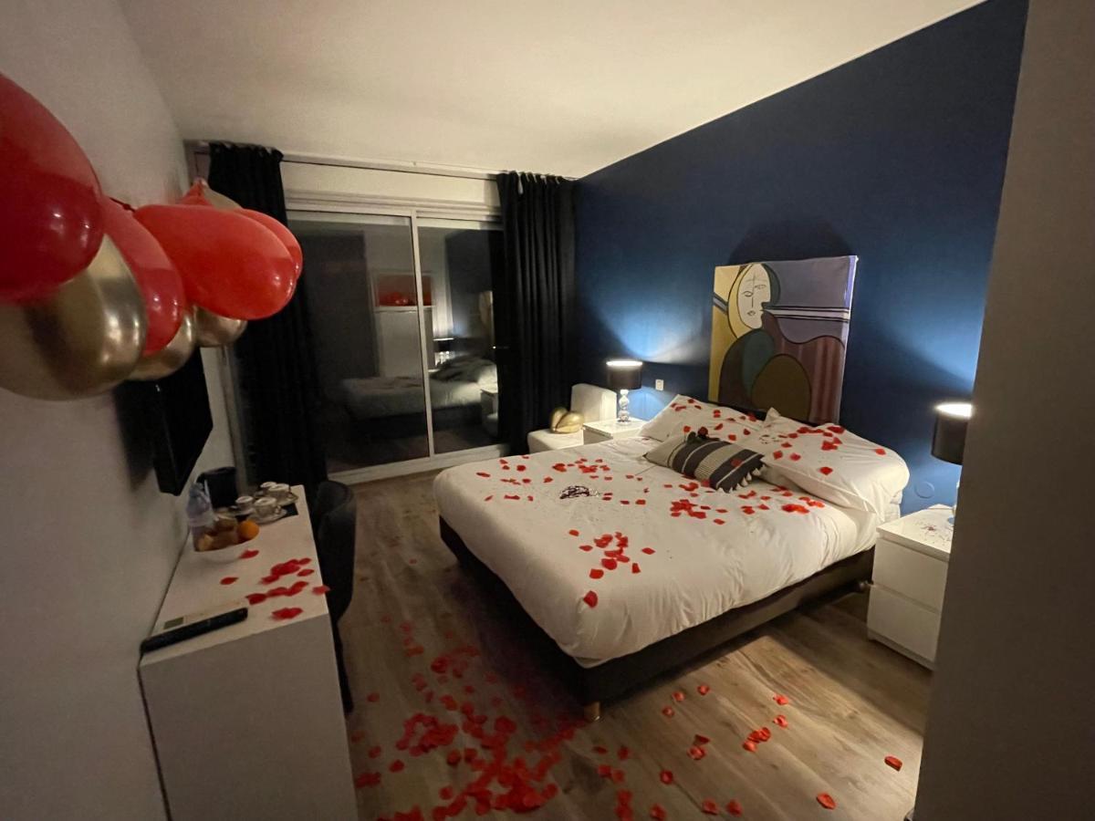 Hotel Sable Et Soleil - Port, Plage Et Jacuzzi Prive Frejus Bagian luar foto