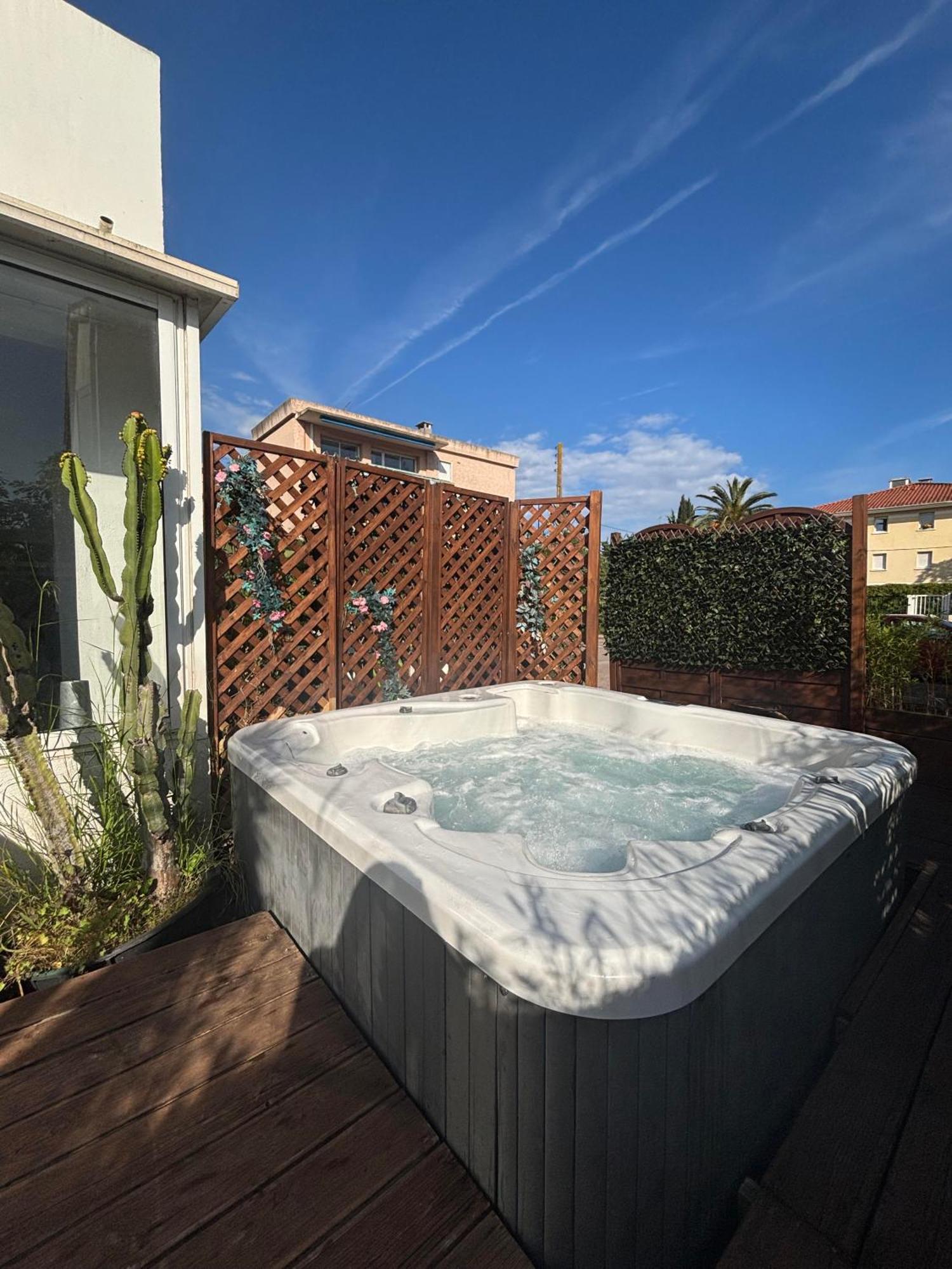 Hotel Sable Et Soleil - Port, Plage Et Jacuzzi Prive Frejus Bagian luar foto
