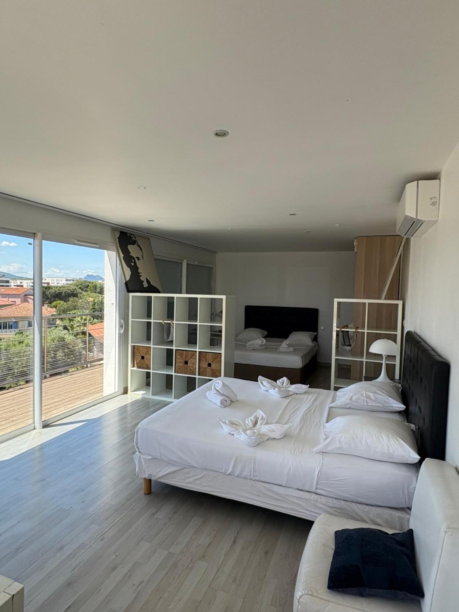 Hotel Sable Et Soleil - Port, Plage Et Jacuzzi Prive Frejus Bagian luar foto