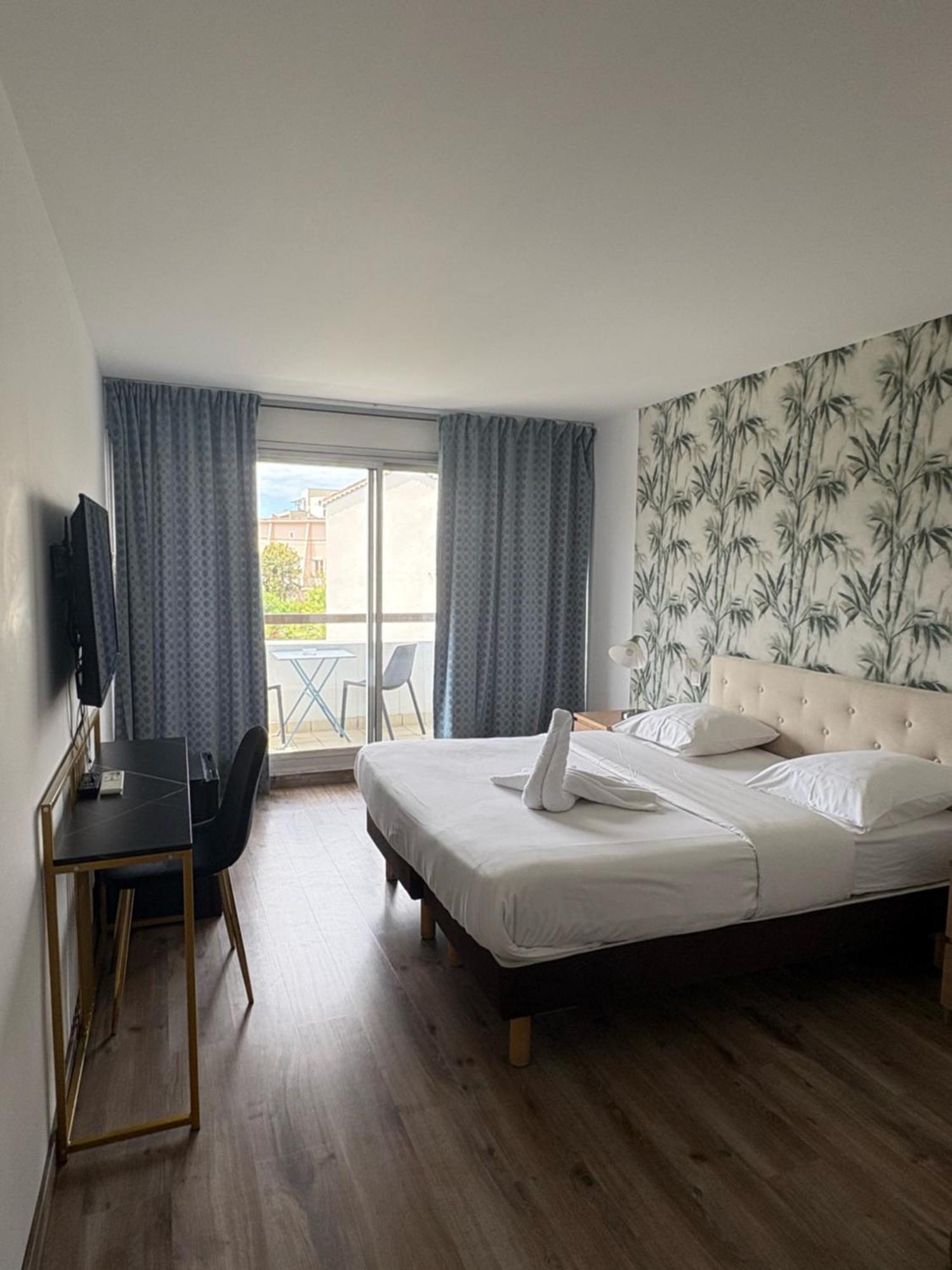 Hotel Sable Et Soleil - Port, Plage Et Jacuzzi Prive Frejus Bagian luar foto