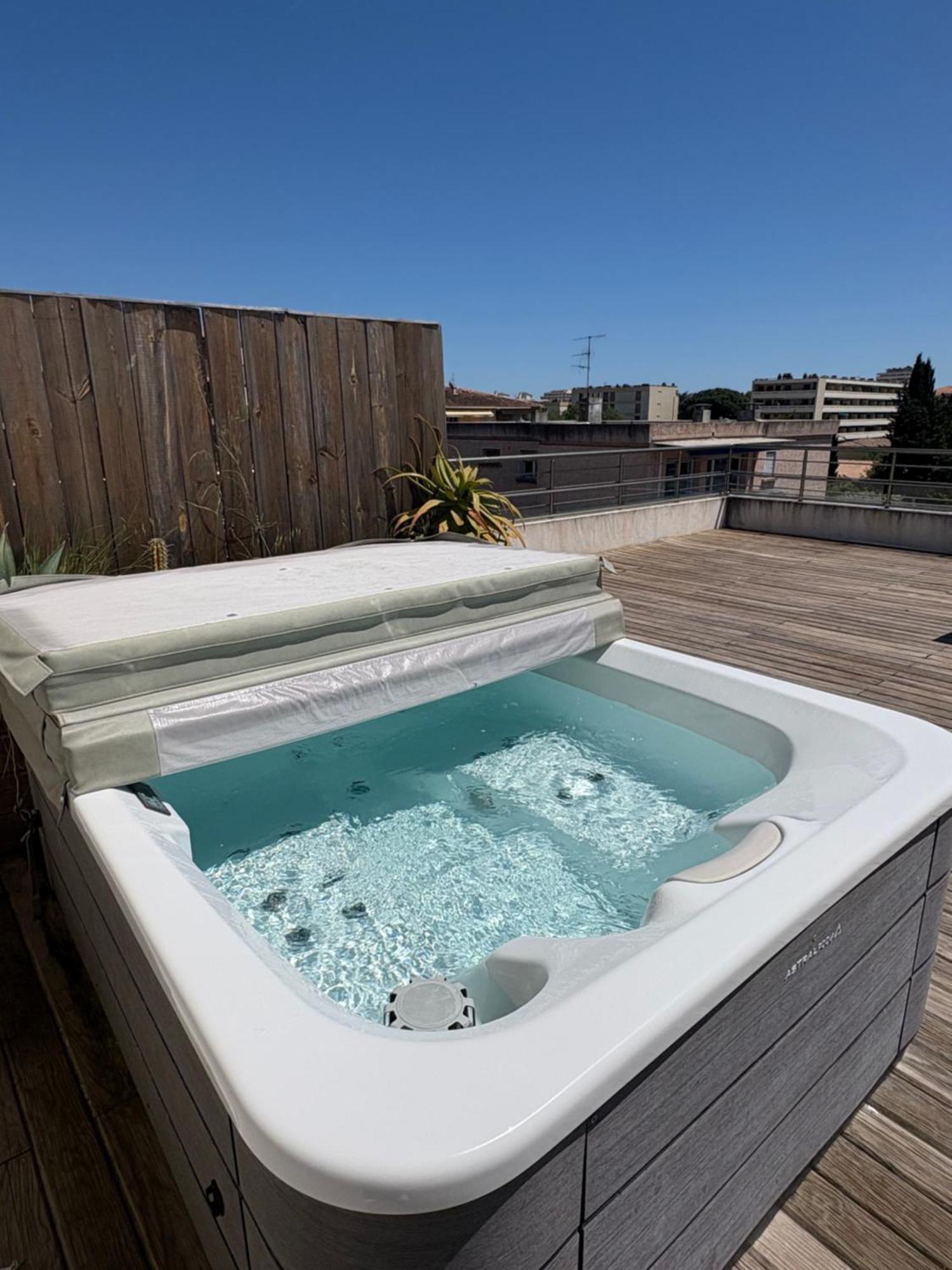 Hotel Sable Et Soleil - Port, Plage Et Jacuzzi Prive Frejus Bagian luar foto