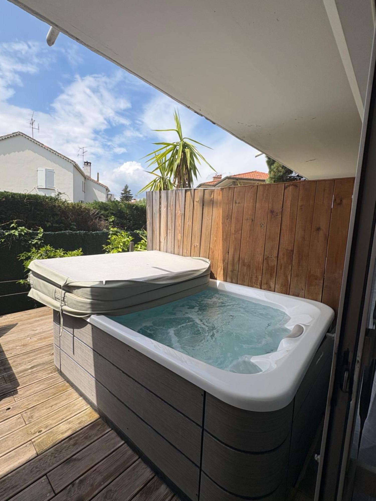 Hotel Sable Et Soleil - Port, Plage Et Jacuzzi Prive Frejus Bagian luar foto