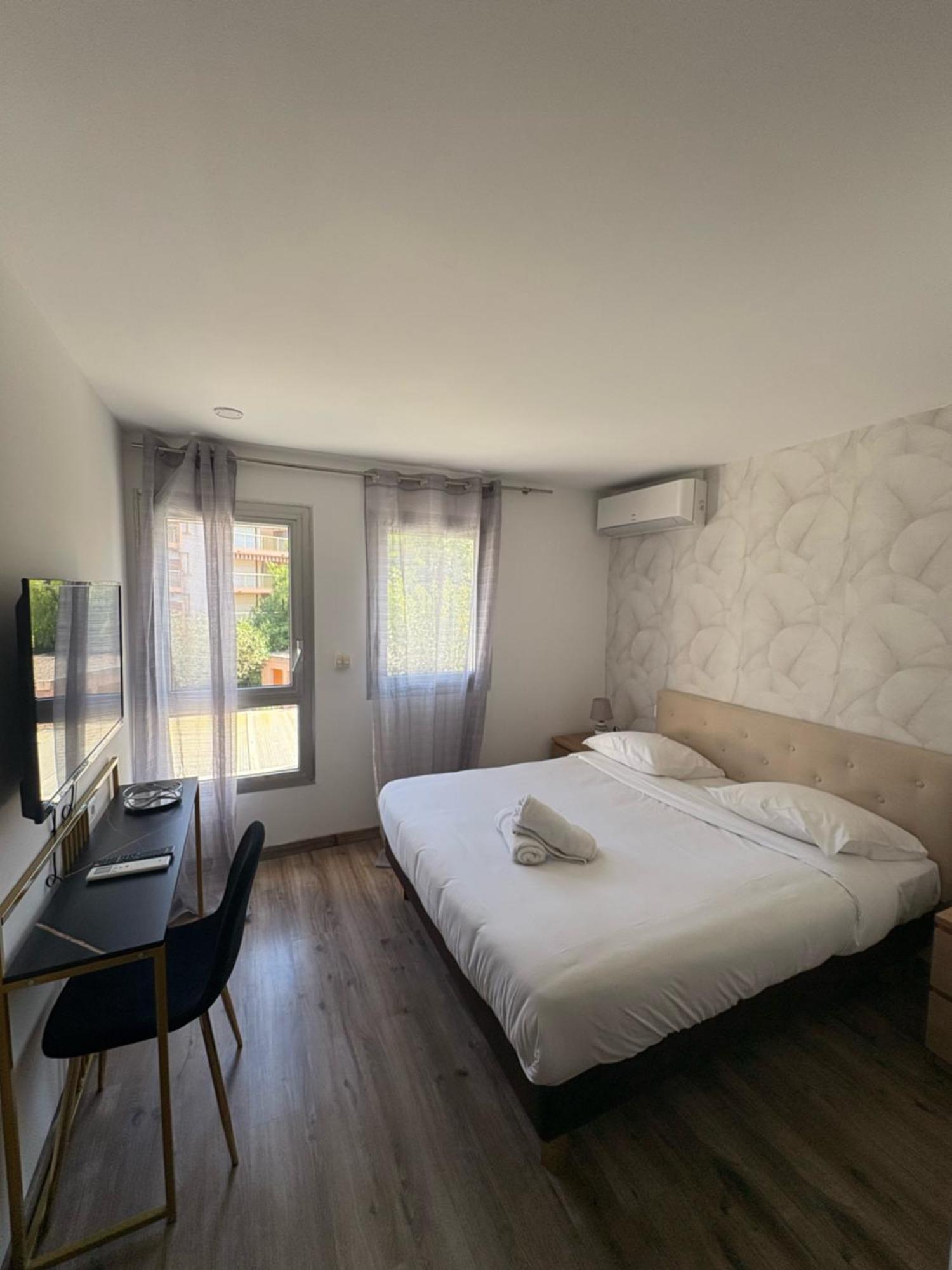 Hotel Sable Et Soleil - Port, Plage Et Jacuzzi Prive Frejus Bagian luar foto
