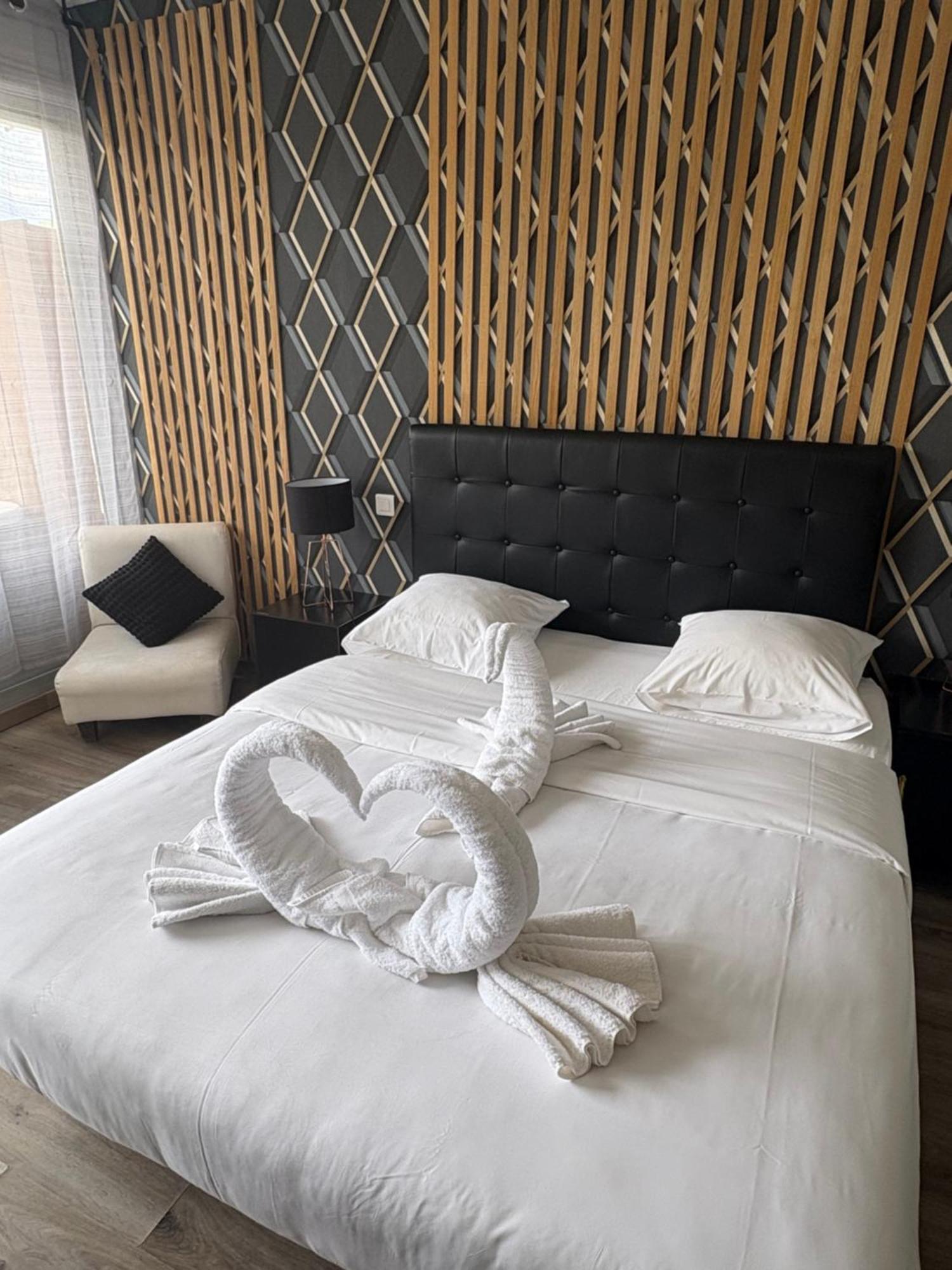 Hotel Sable Et Soleil - Port, Plage Et Jacuzzi Prive Frejus Bagian luar foto