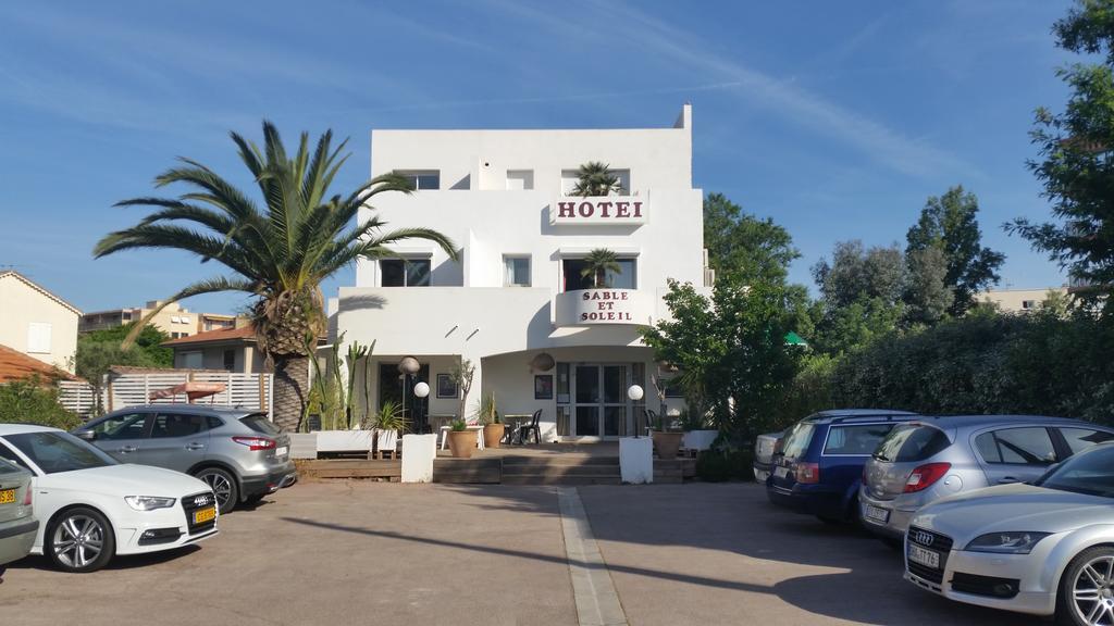 Hotel Sable Et Soleil - Port, Plage Et Jacuzzi Prive Frejus Bagian luar foto