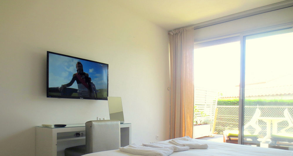Hotel Sable Et Soleil - Port, Plage Et Jacuzzi Prive Frejus Bagian luar foto