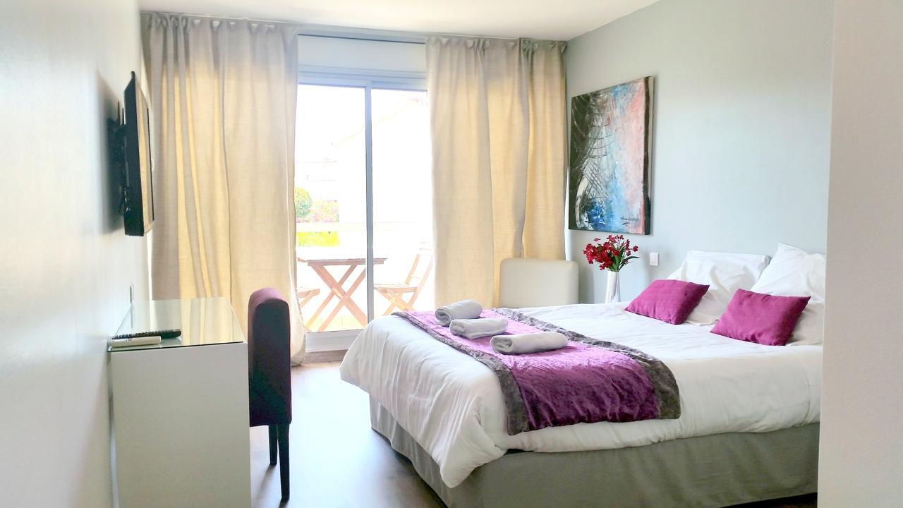 Hotel Sable Et Soleil - Port, Plage Et Jacuzzi Prive Frejus Ruang foto