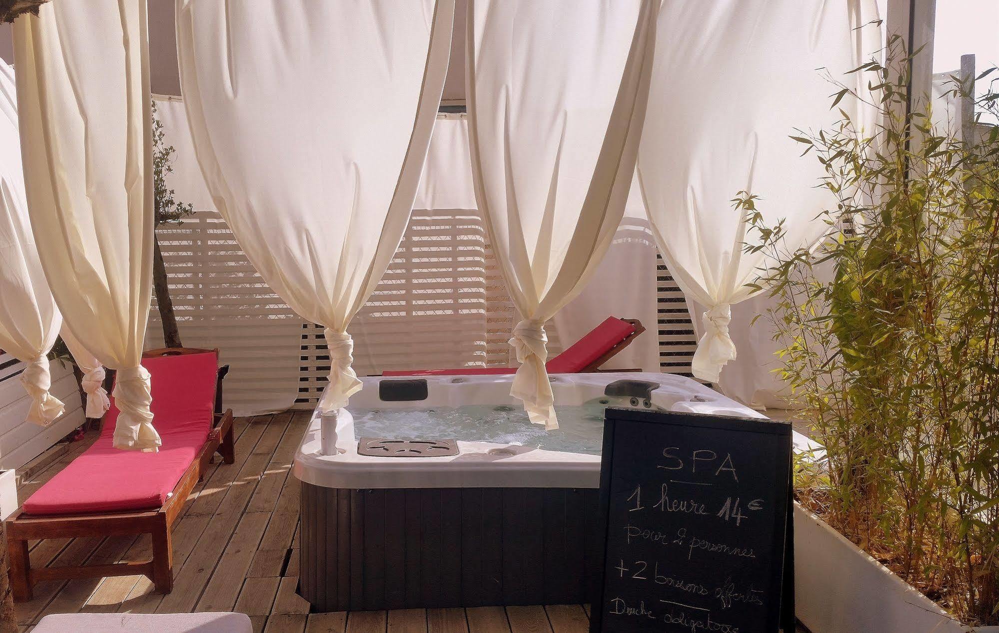 Hotel Sable Et Soleil - Port, Plage Et Jacuzzi Prive Frejus Bagian luar foto