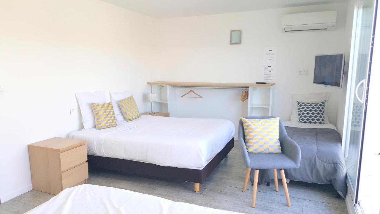 Hotel Sable Et Soleil - Port, Plage Et Jacuzzi Prive Frejus Bagian luar foto